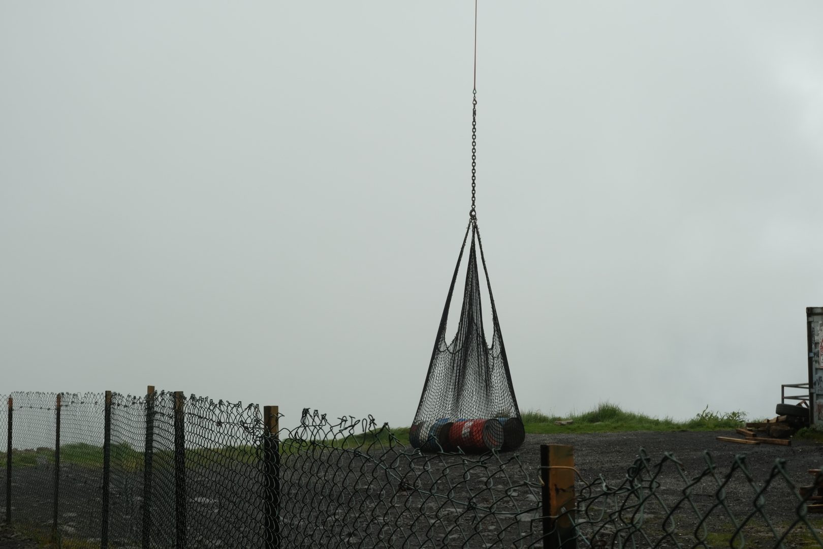 Der Hubschrauber vom Typ H125 Écureuil (Eichhörnchen) wird beladen. Er bringt vier Fässer Diesel nach Mafate hinein.