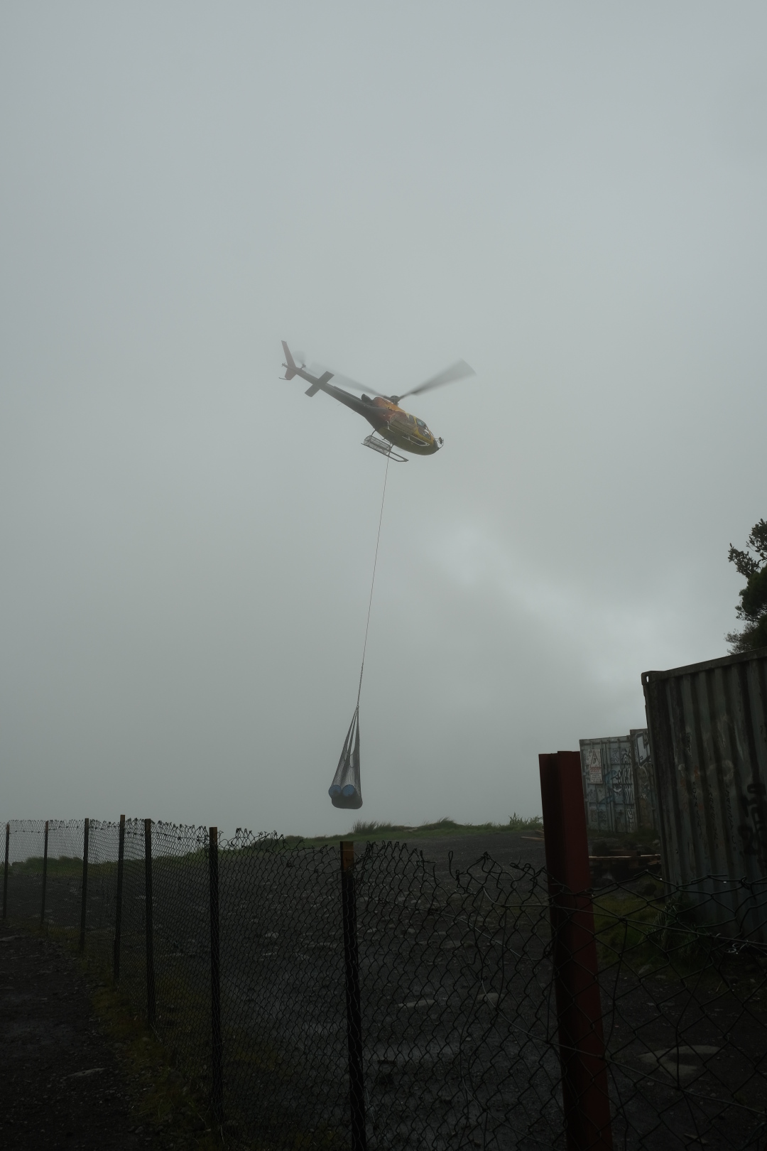 Im Sturzflug geht es in den Krater hinunter.