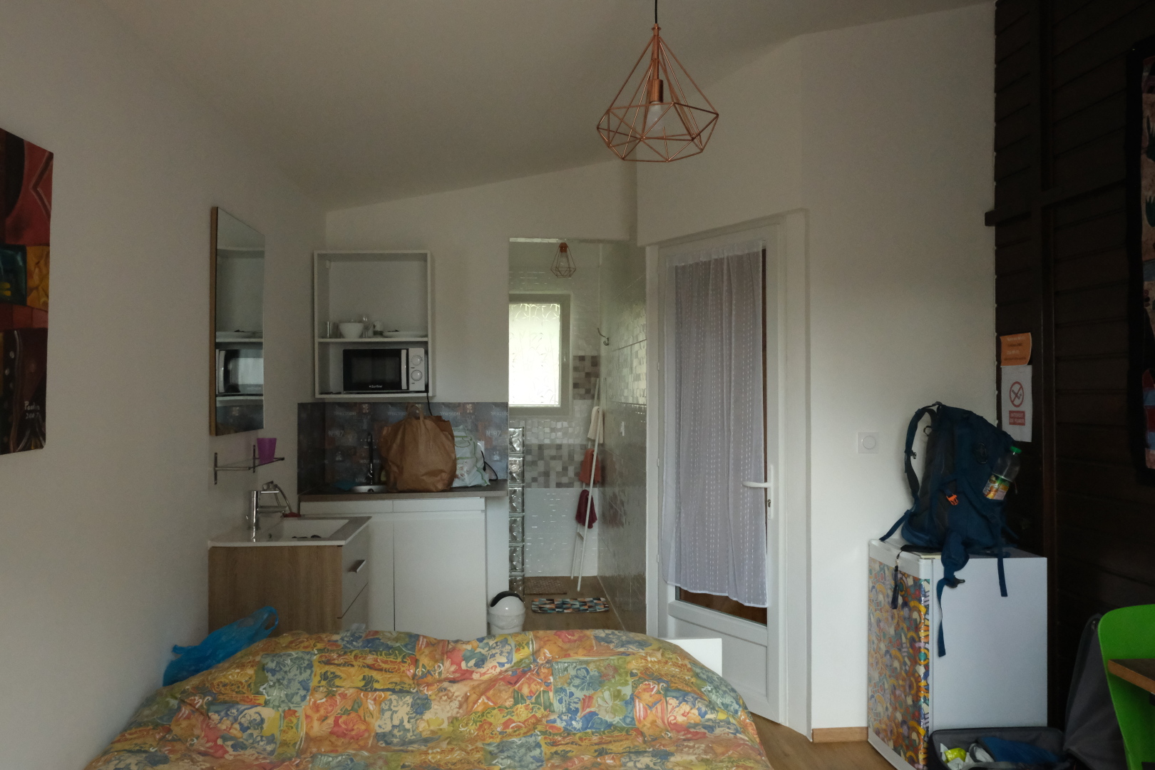 Unser Zimmer bei Chez Frida in Entre-Deux. Da, wo rechts vorne die Ecke des Esstisches zu sehen ist, muss später die Matratze hin, auf der Dirk schlafen wird. Hinter der Öffnung hinten liegen Dusche und WC.