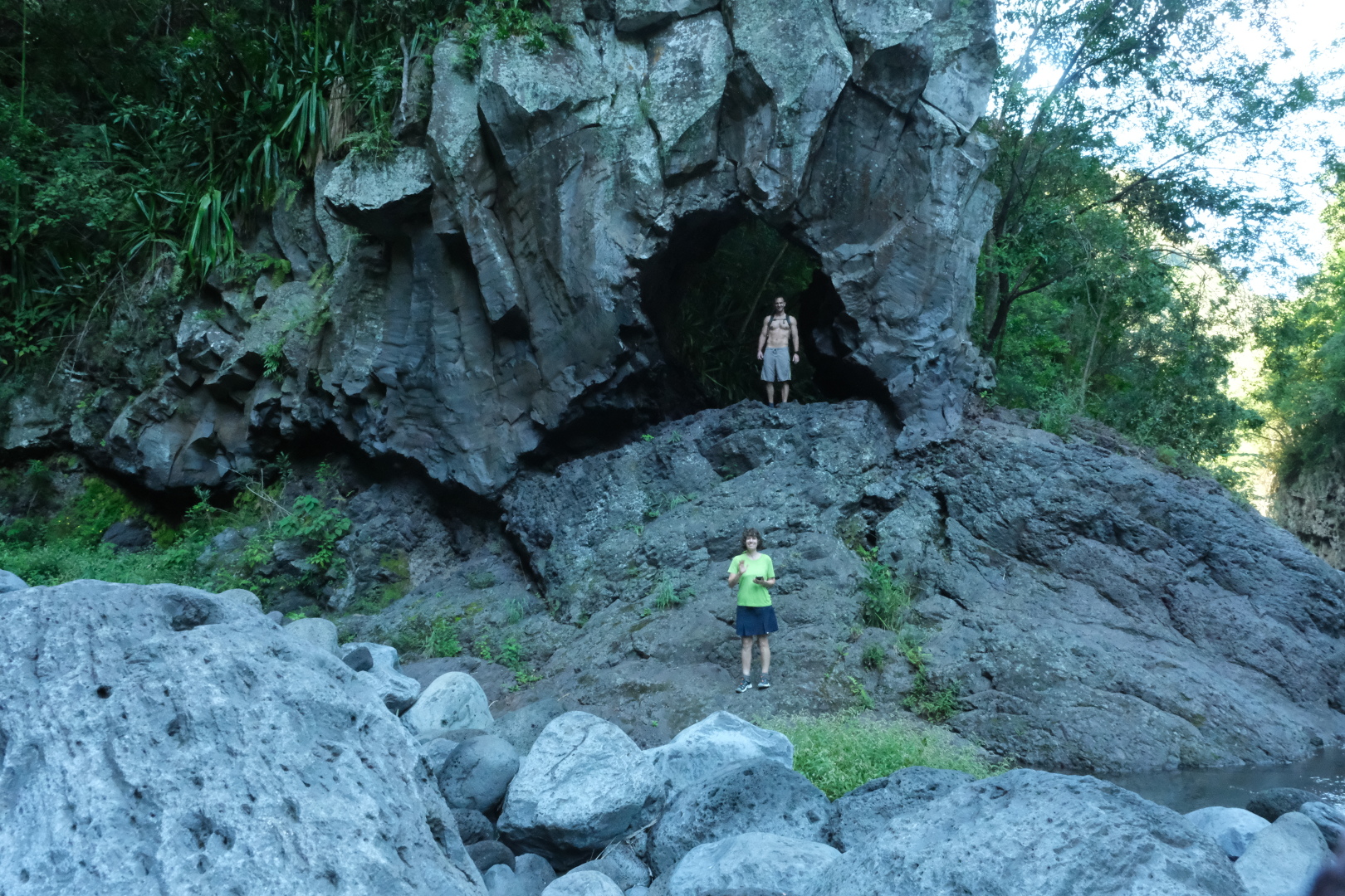 Noch funktioniert die Handy-Fernbedienung der Kamera: auf dem Weg, ein Foto von uns am L'Arche Naturelle zu machen.
