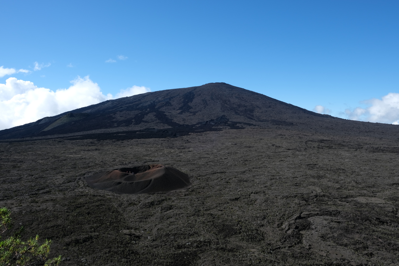 Der Piton de la Fournaise. Hinten der Cratere Dolomieu, vorne der kleine Formica Léo. 