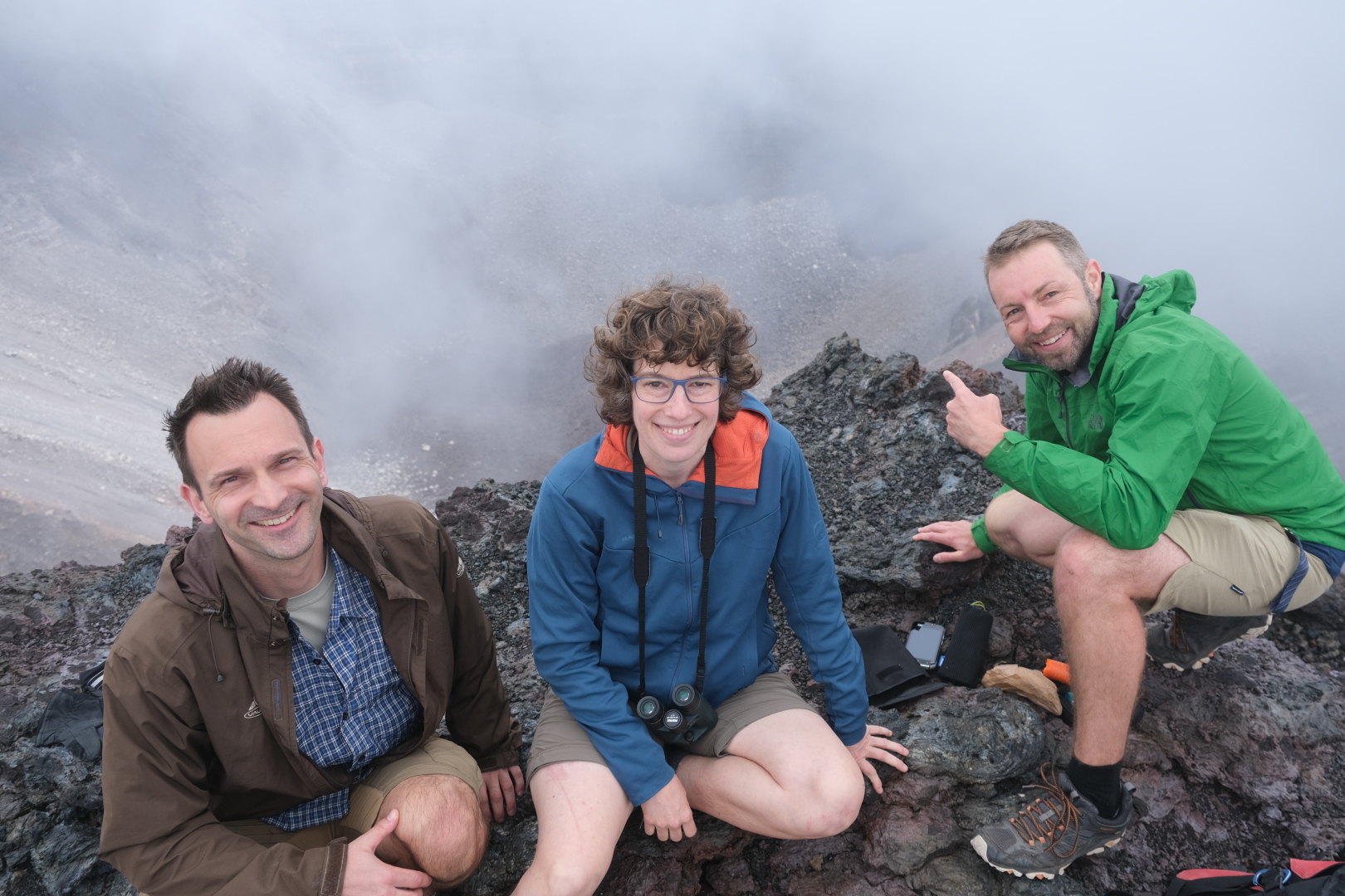 Gipfelfoto am Rand des Cratere Dolomieu. Von links: Vincent, Ute, Dirk. Blick in den Krater.