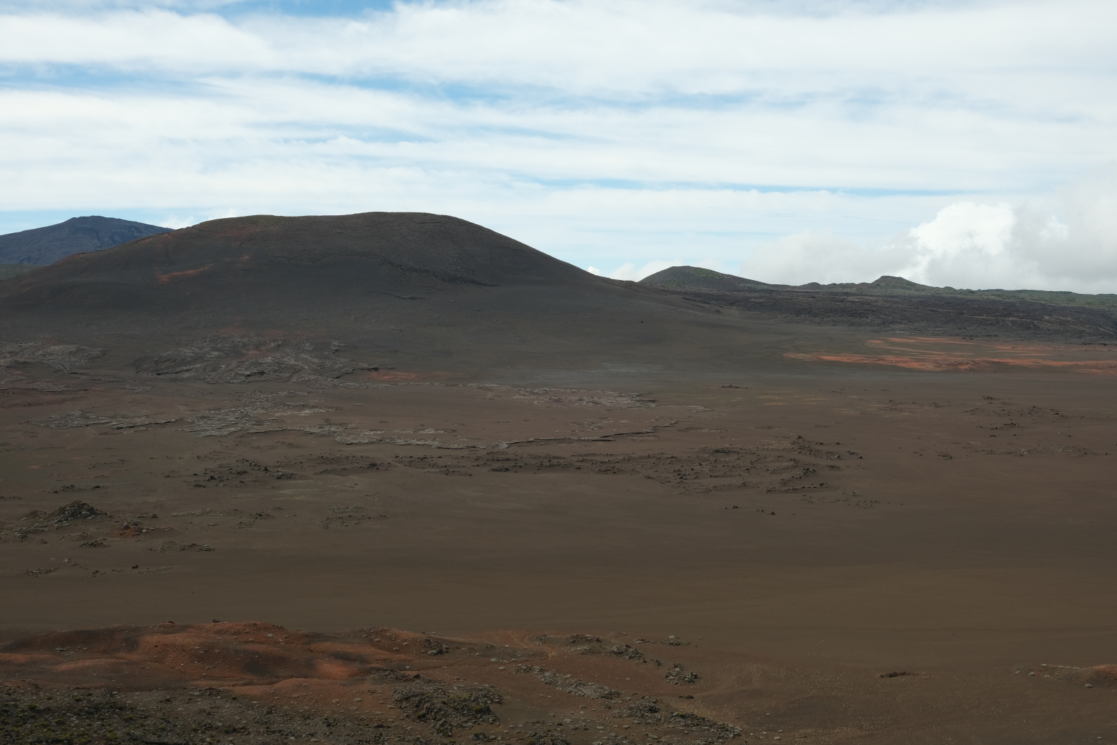 In der Plaine des Sables. Rückblick vom äußeren Kraterrand aus. So sieht es bei gutem Wetter aus.