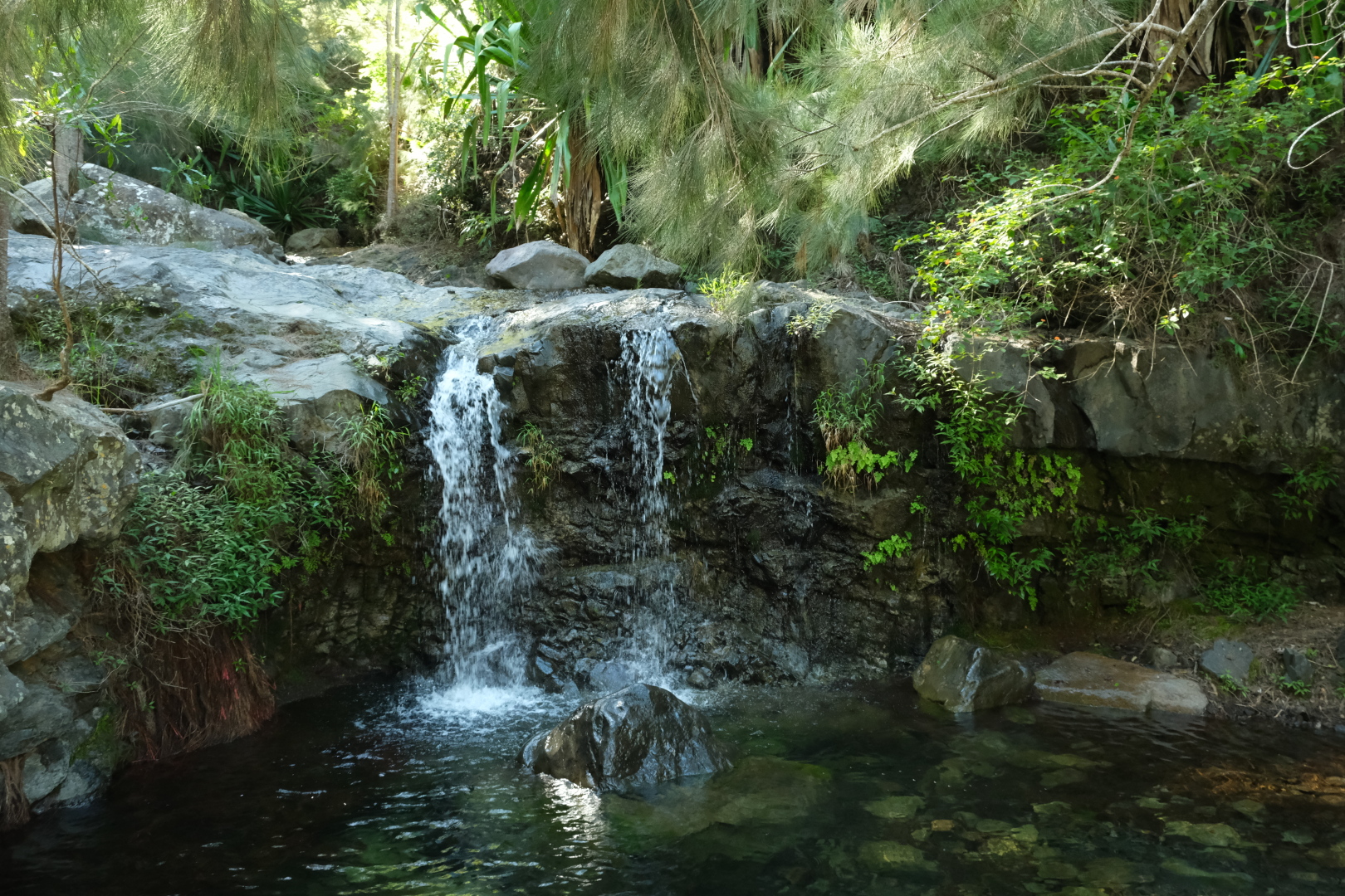 Immer wieder liegen idyllische kleine Wasserfälle und Bachläufe am Weg, und es eröffnen sich spektakuläre Aussichten auf die umliegenden Berge.
