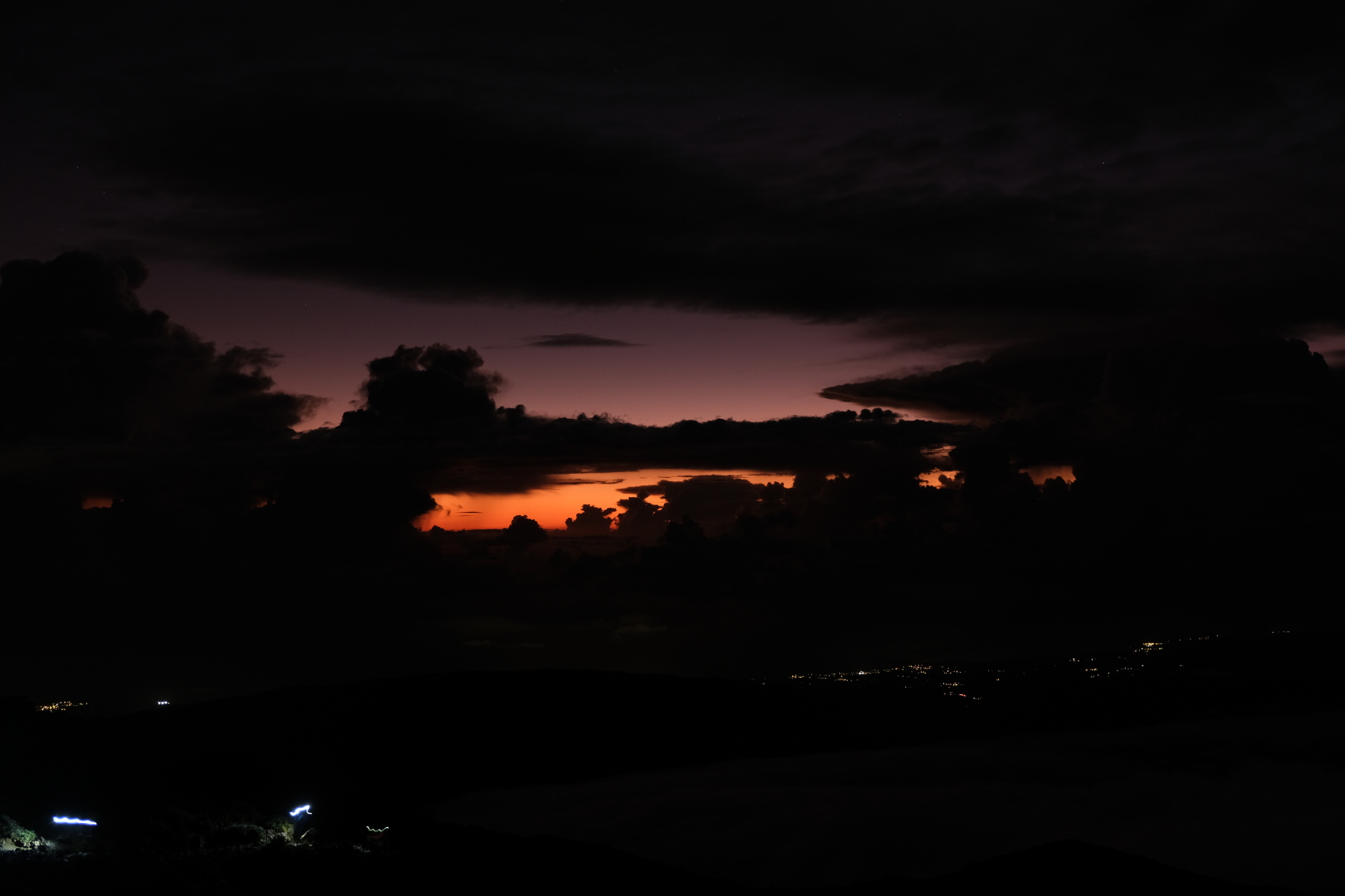 Beim nächtlichen Aufstieg auf den Piton des Neiges. Blick nach Osten. Vorne links die Stirnlampen anderer Wanderer. Rechts die Licher einer fernen Stadt &ndash; evtl. La Plaine-des-Palmistes. 