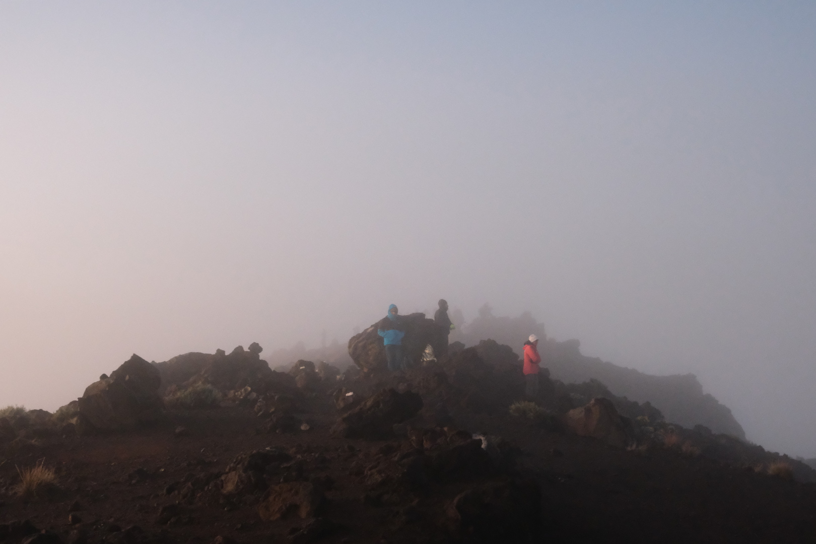 Mit den ersten Sonnenstrahlen kommt ein eisiger Wind, der  Wolken und Nebel bringt. Im Schutz des Biwaks lässt es sich aushalten; rundum nichts als Nebel.