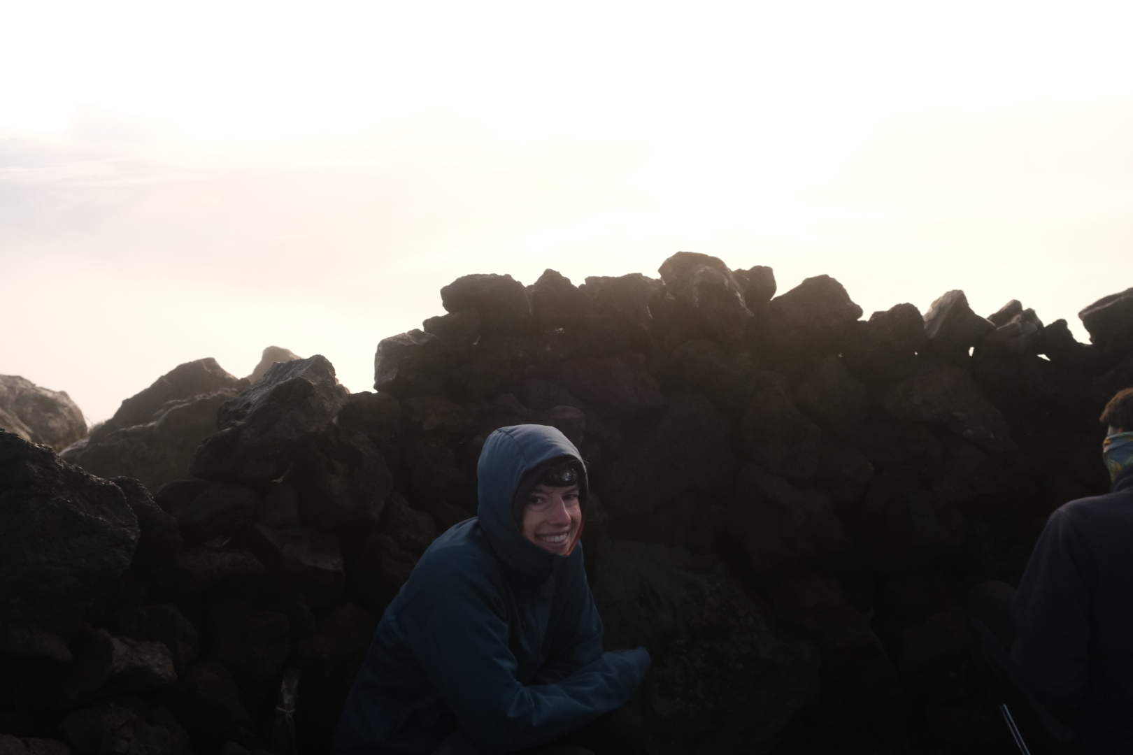 Mit den ersten Sonnenstrahlen kommt ein eisiger Wind, der  Wolken und Nebel bringt. Im Schutz des Biwaks lässt es sich aushalten; rundum nichts als Nebel.