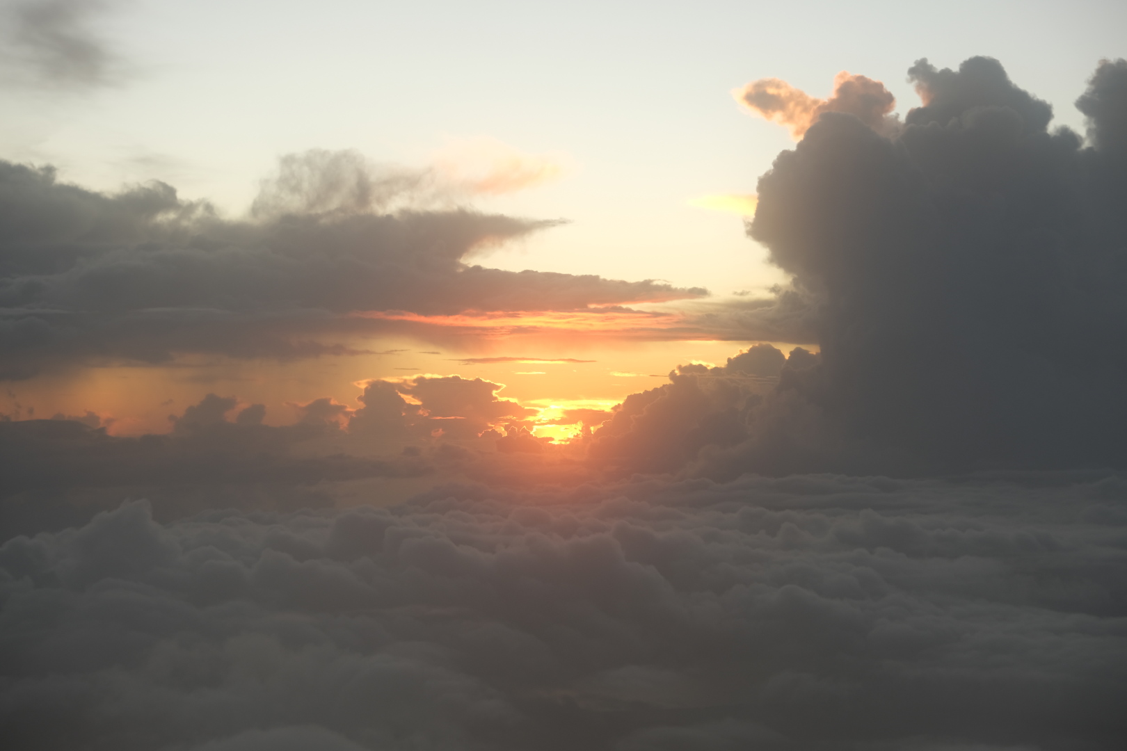 Es klart auf! Die Sonne zwängt sich durch die phantastischen Wolken. 