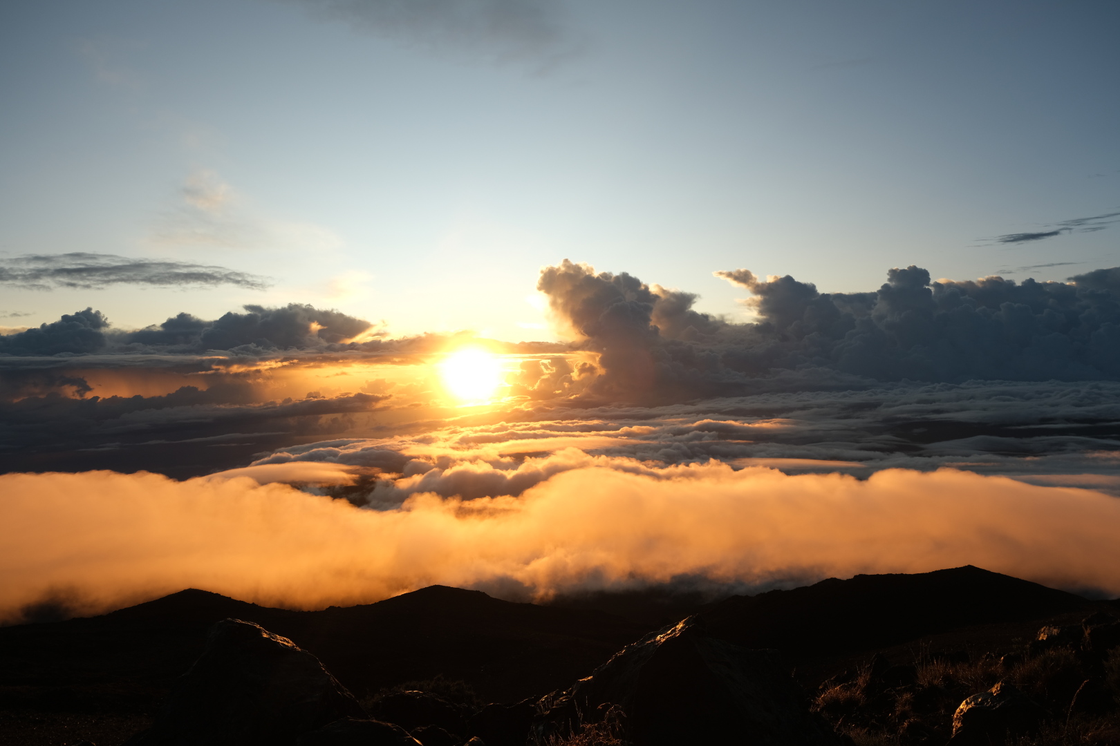 Es klart auf! Die Sonne zwängt sich durch die phantastischen Wolken. 