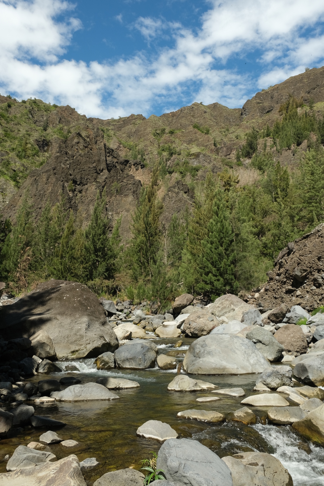 Die glatten Felsen laden zum lümmeln ein.
