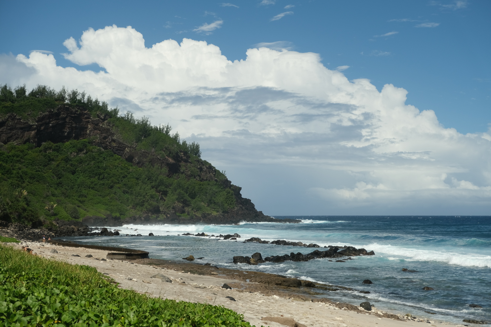 Der Strand von Grand'Anse. In dem mit Steinen begrenzten Becken soll man gut schnorcheln können.