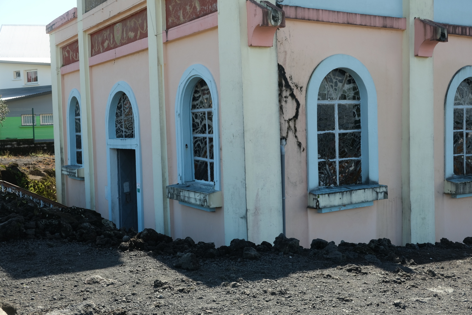Die Kirche Notre Dame des Laves. Der Lavastrom von 1973 floss durch die Tür hinein, zerstörte die Kirche aber nicht. Wie sie wohl vor 1973 hieß?