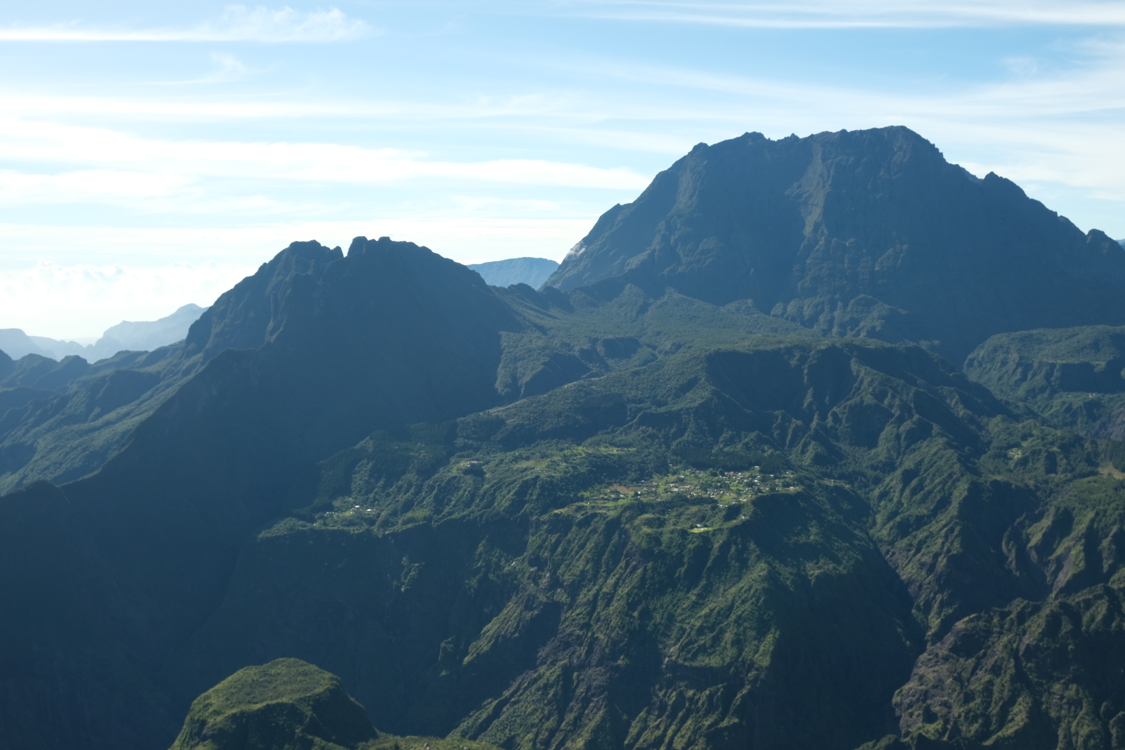 Blick vom Maïdo nach La Nouvelle. Der helle Fleck im Vordergrund ist der offizielle Hubschrauberlandeplatz des Ortes.