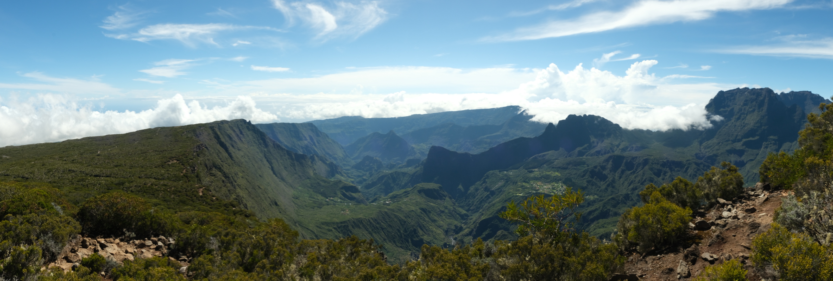 Panoramablick über den Cirque de Mafate. Links der Rempart, rechts der Piton des Neiges. Links und rechts im Vordergrund Teile des Weges zum Grand-Bénare.
