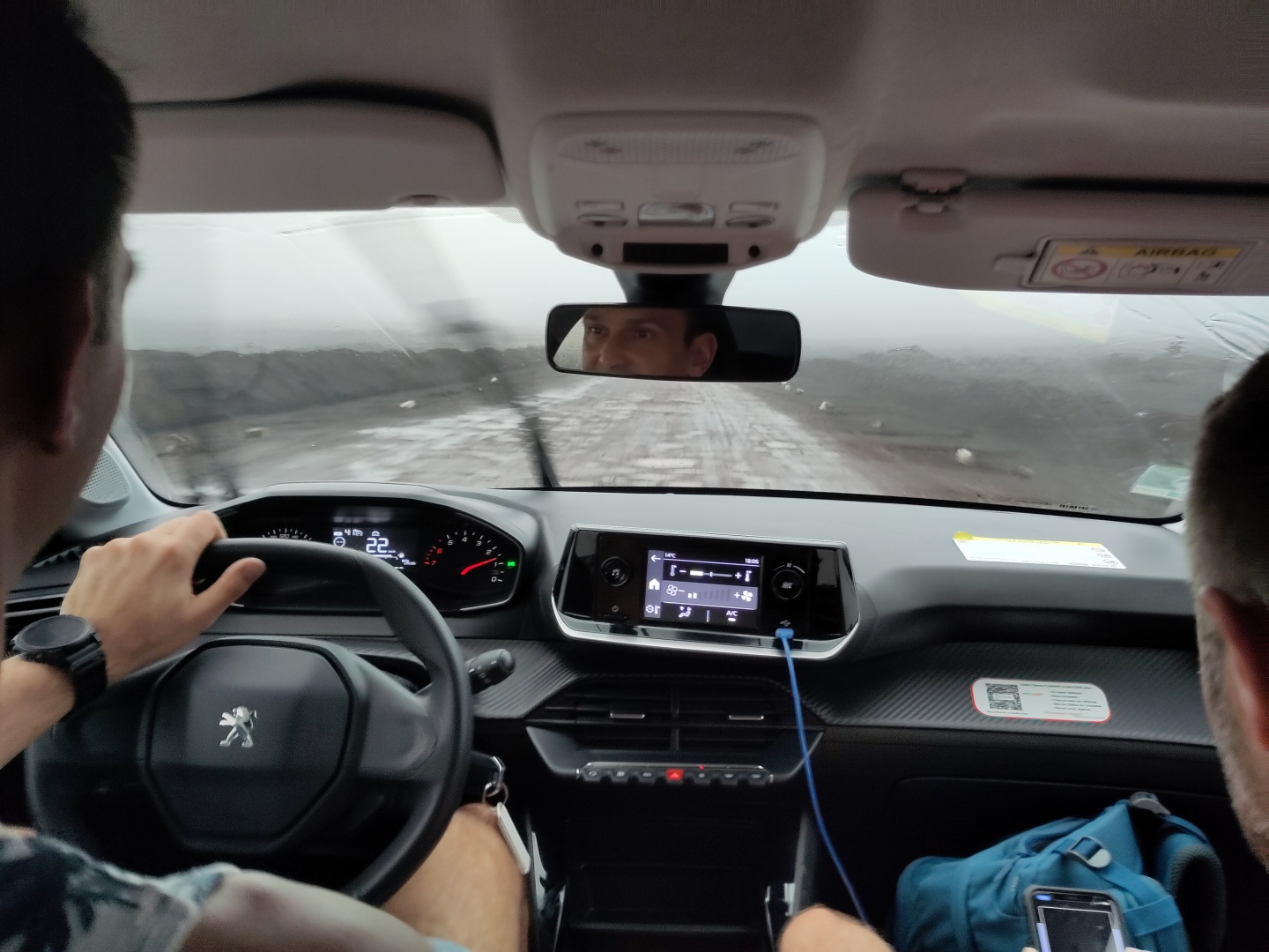 Laut Karte durchqueren wir gerade die Plaine des Sables. Sehen tun wir davon nichts, nur die Schotterstraße unmittelbar voraus.