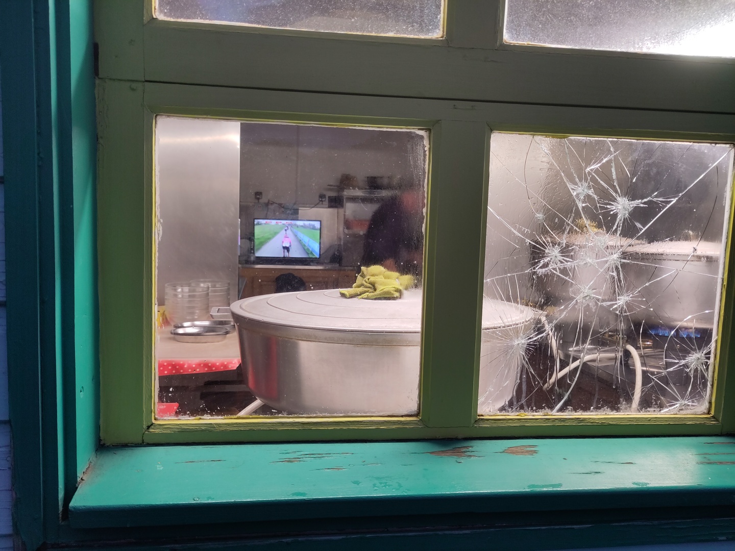 In der Küche der Gîte läuft der Fernseher: das Amstel-Gold-Rennen! Im großen malegassischen Alutopf kocht das Rougail Saucisse.