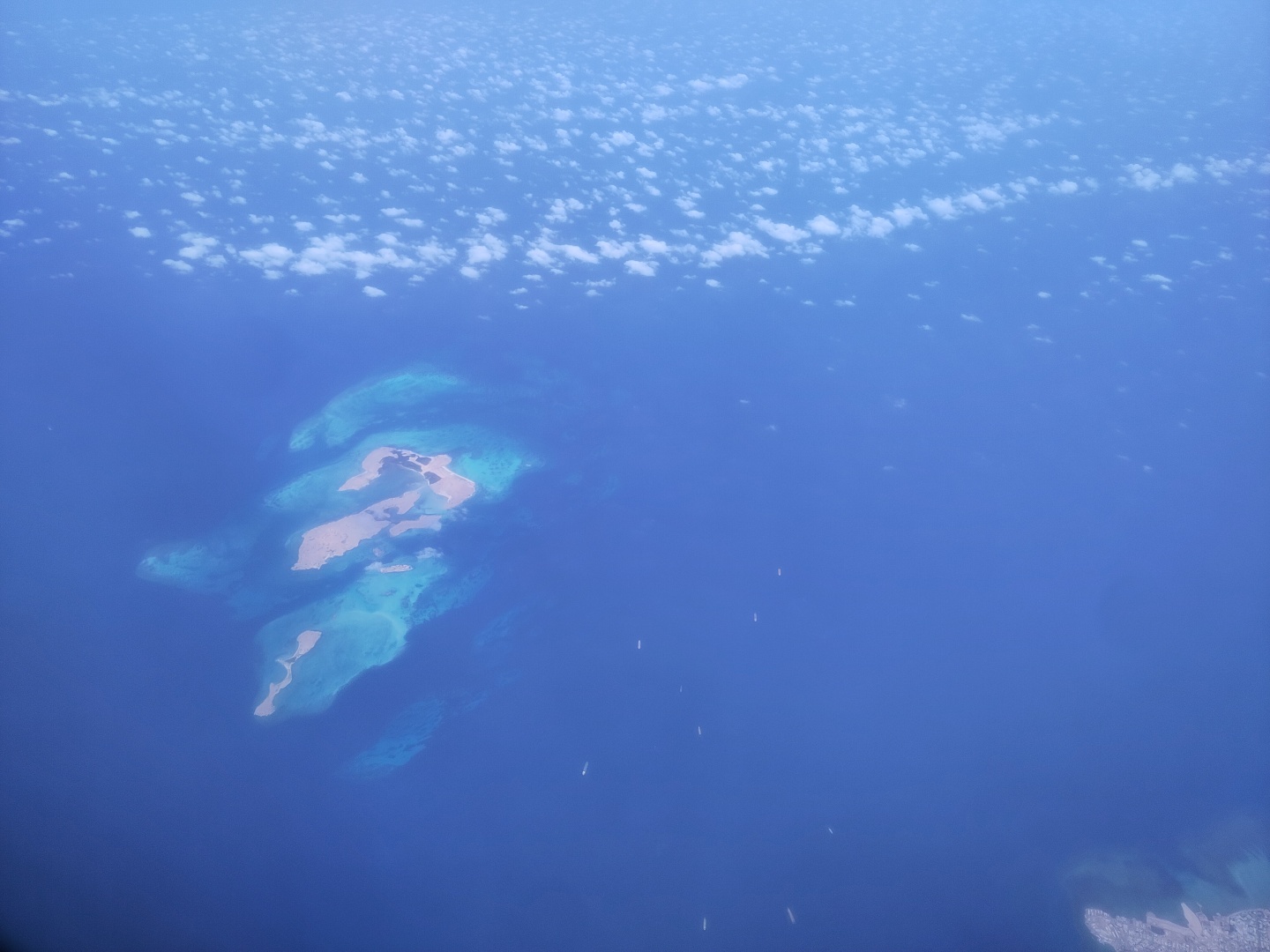 Blick aus dem Flieger in der Nähe von Djibouti; man sieht die vielen Schiffe, die im Roten Meer unterwegs sind.