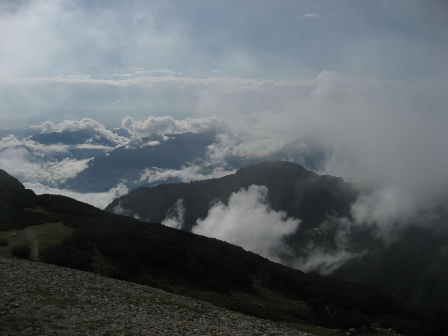 Das Inntal liegt noch in den Wolken. Blick vom Lafatscher Joch.