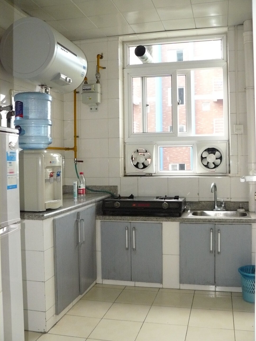 This is my kitchen with the misbehaving refridgerator on the left. Misbehaving as in freezing everything.