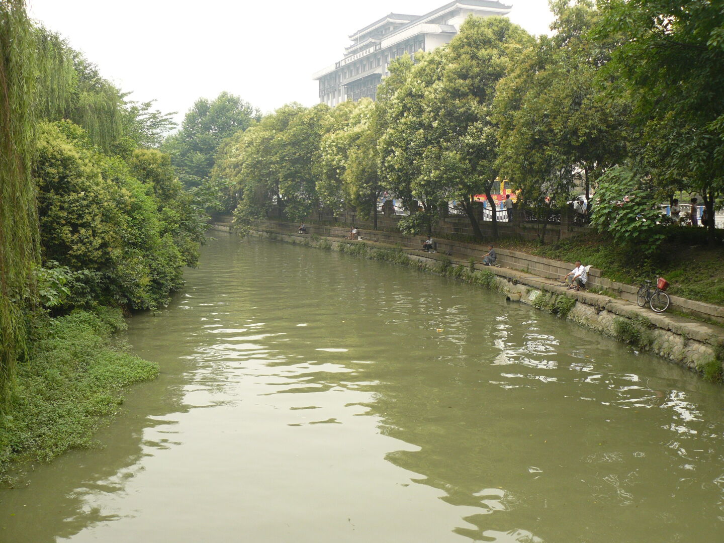 Today I visited downtown Chengdu. I took a taxi to the Xintonghui hotel, because hotels seem to be  places taxi drivers can find reliably when you point to them on the map. The taxi driver pretended not to speak any English util we had negotiated the price. Obvioulsy I overpaid but compared to  European taxis it was not expensive: 80 Yuan, around 8 Euros, for a 10km ride. I recorded a GPS track (since people agreed that the GPS could be used in big cities).  This is the Huanhua Brook. Wonder who&rsquo;s eating the fish that is caught here.