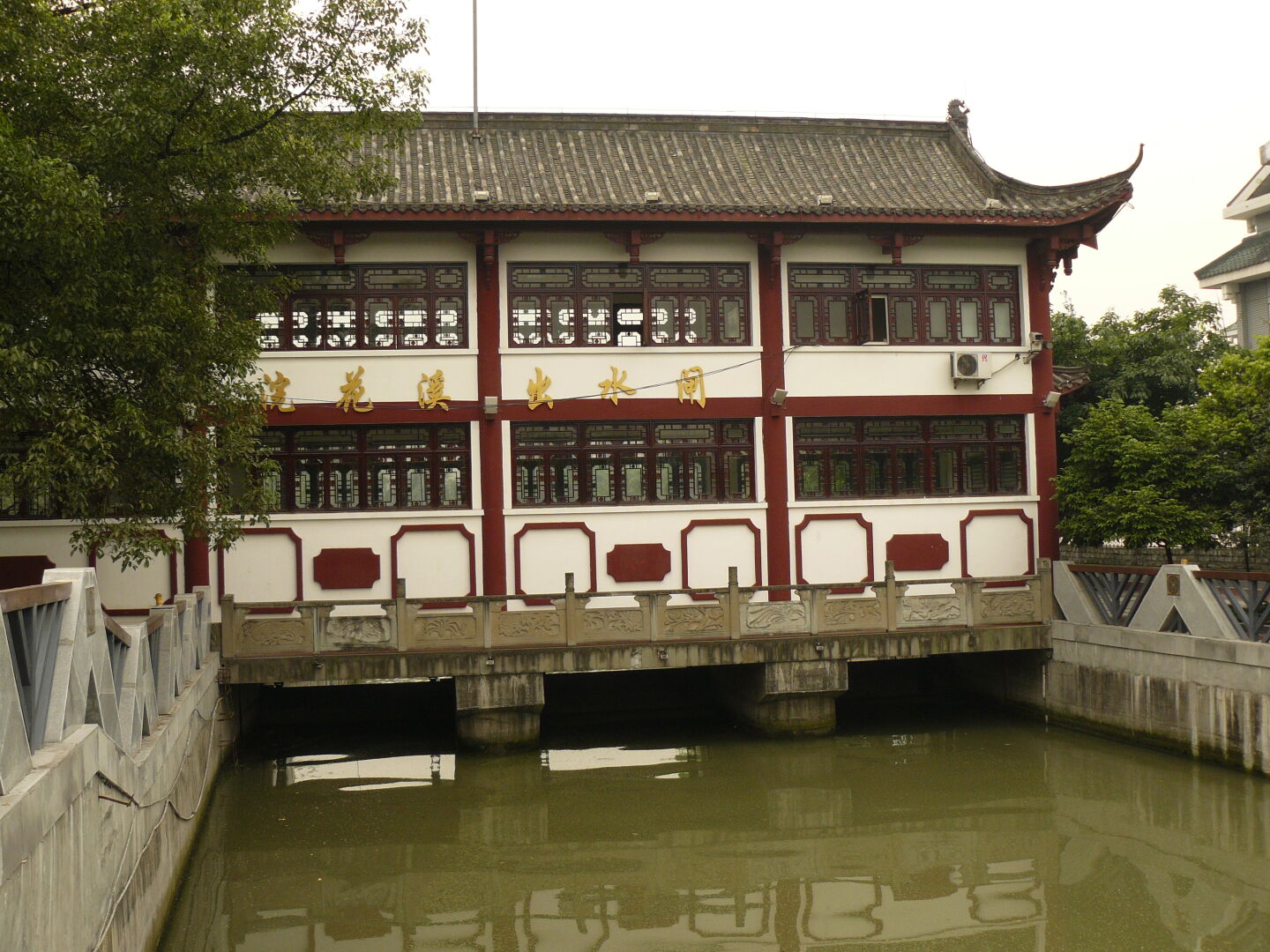 A house above a Wehr.