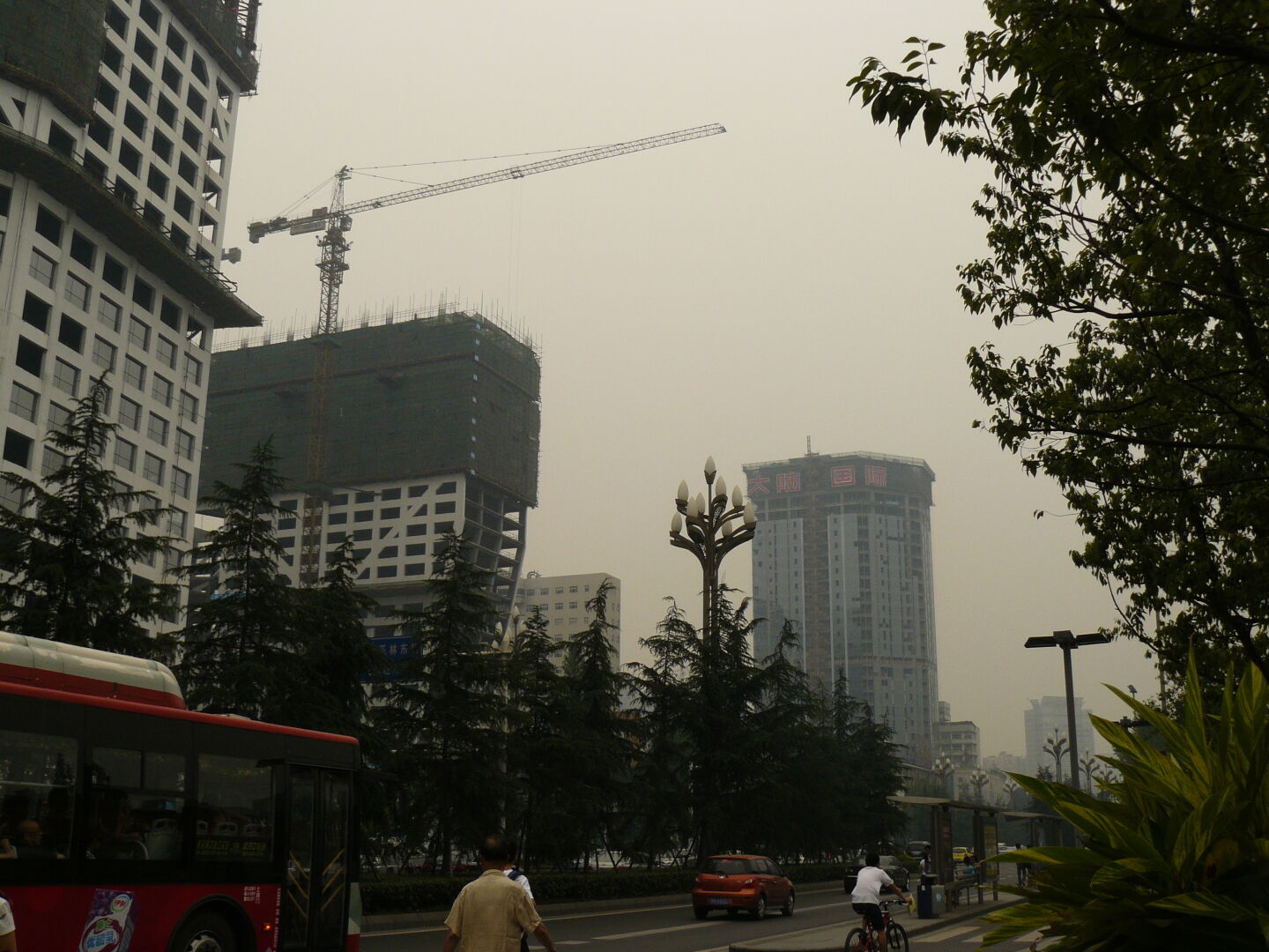 New skyscrapers are built in many places. They advertise the nice view from the upper floors, but if you can&rsquo;t see the top properly from the street, then you can&rsquo;t view the streets from the top, either, can you?